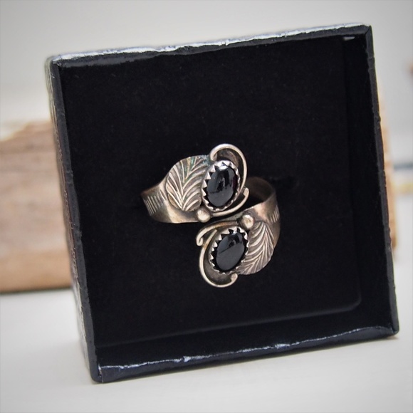 Vintage Jewelry - Sterling SILVER Black Onyx VTG Bypass Ring
